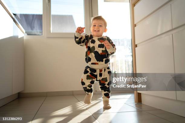 baby's first independent steps - baby first steps stock pictures, royalty-free photos & images