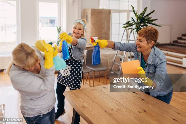 female cleaners having fun - luva para lavar louça imagens e fotografias de stock