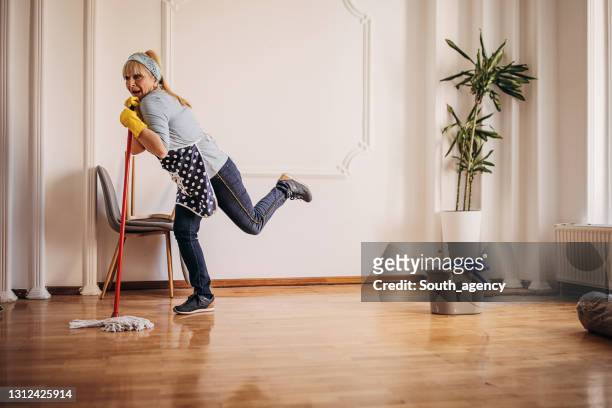 limpiadora femenina divirtiéndose mientras trabaja - aljofifa fotografías e imágenes de stock
