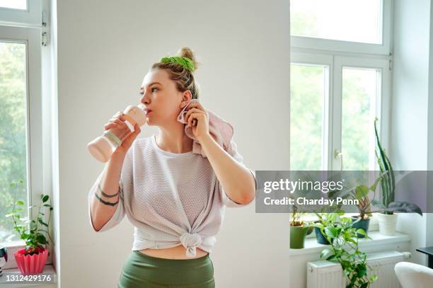 trinken sie viel wasser, um ihr leistungsniveau zu halten - wasser trinken zu hause stock-fotos und bilder