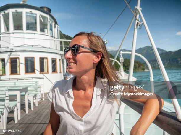 joven disfruta paseo en barco en lago suizo - lago thun fotografías e imágenes de stock