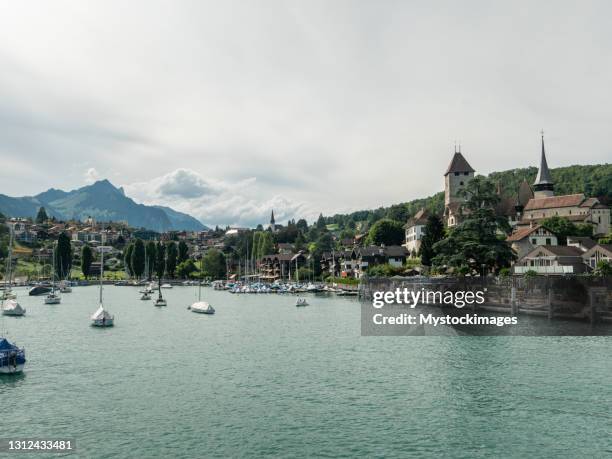 ciudad de spiez y lago thun - lago thun fotografías e imágenes de stock