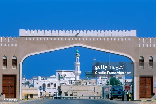 citygate to sur aiga, oman - minarete stock-fotos und bilder