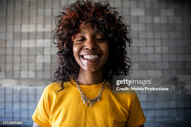 portrait of female skateboarders in warehouse environment - accessoires stock-fotos und bilder