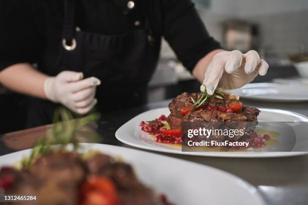 pizca de eneldo y plato está listo! - fuente para servir comida fotografías e imágenes de stock
