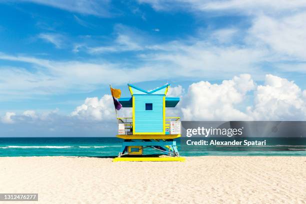 blue lifeguard hut on south beach, miami, florida, usa - central america fotografías e imágenes de stock