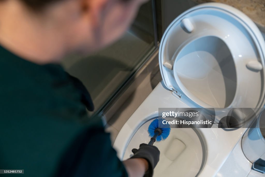 Pulizia più pulita del bagno in bagno con una spazzola