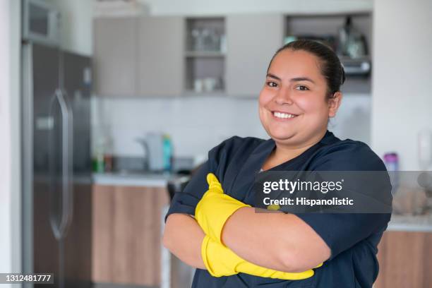 glückliche reinigungskraft arbeitet in einem haus - cleaner man uniform stock-fotos und bilder