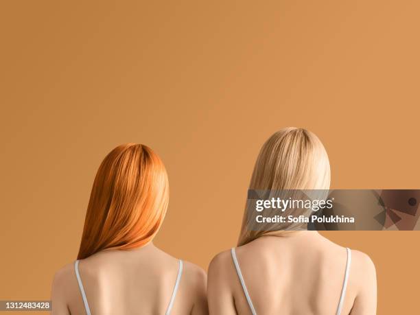 hairstyle concept backside view photo with copy space - frau blond perücke stock-fotos und bilder