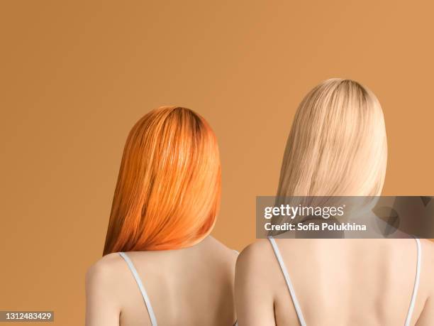 hairstyle concept photo in minimal style - frau blond perücke stock-fotos und bilder