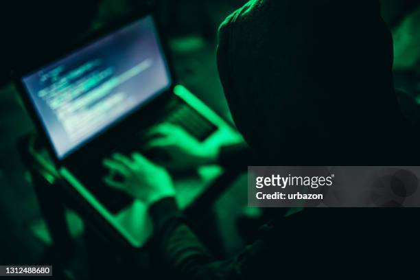 hacker die bij nacht werkt - computerhacker stockfoto's en -beelden