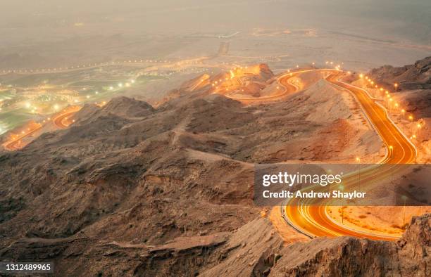 de berg van hafeet van jebel, al ain bij nacht. - jebel hafeet stockfoto's en -beelden