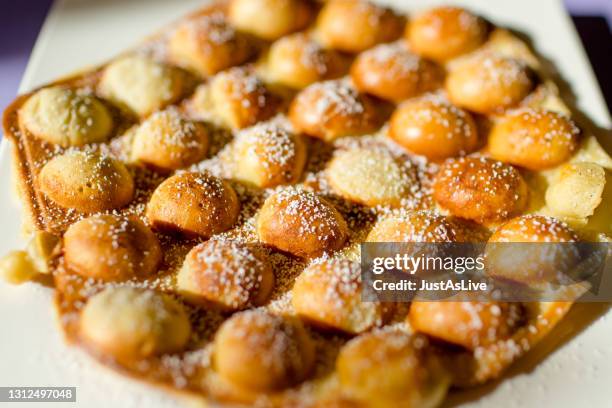 bubble waffel mit puderzucker - eis waffel stock pictures, royalty-free photos & images