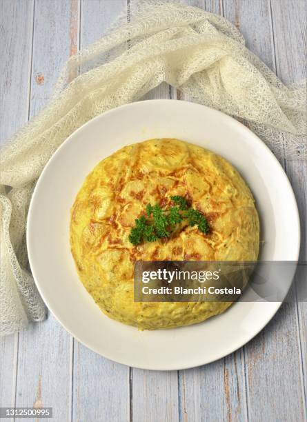 spanish potato omelette - tortilla de patata fotografías e imágenes de stock