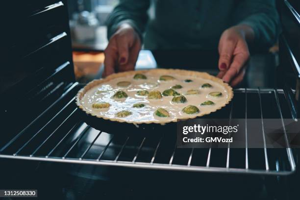 backen quiche mit brussel sprossen im ofen - rosenkohl stock-fotos und bilder