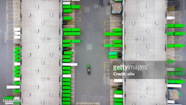 distributionlogistik gebäude parkplatz - shipping containers green red stock-fotos und bilder