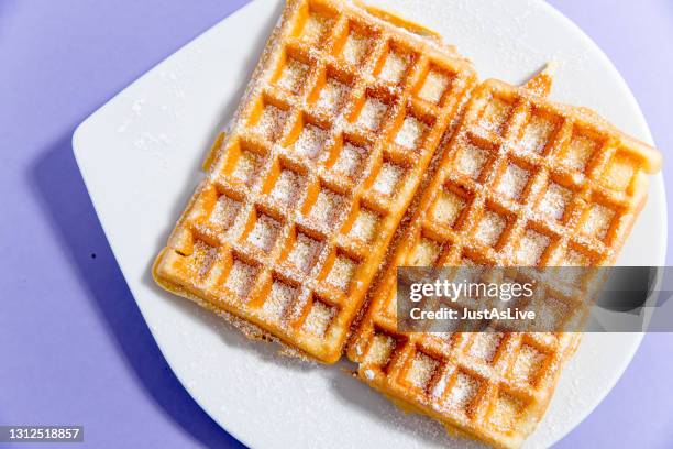 belgische waffel plain mit puderzucker - puderzucker stock pictures, royalty-free photos & images