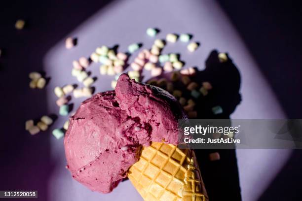 eiskugel in der waffel mit bunten mini-marchmellows - eis waffel stock pictures, royalty-free photos & images