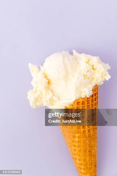 kugeleis in der waffel - cornet eis stock pictures, royalty-free photos & images