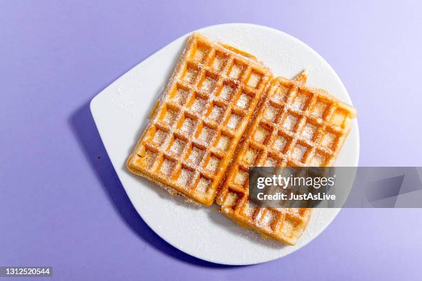 belgische waffel plain mit puderzucker - waffle stock-fotos und bilder