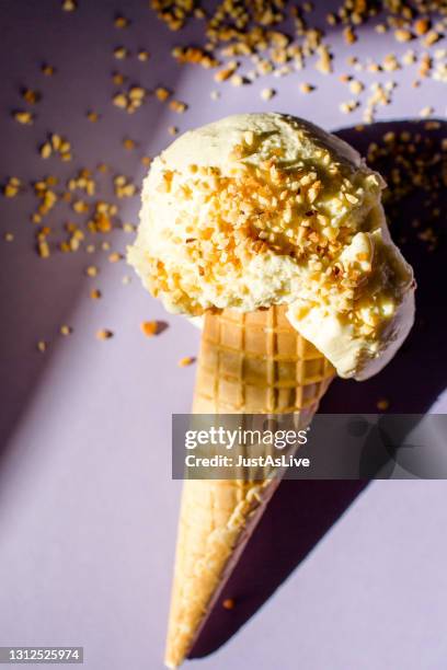 kugeleis in der waffel - cornet eis stock pictures, royalty-free photos & images