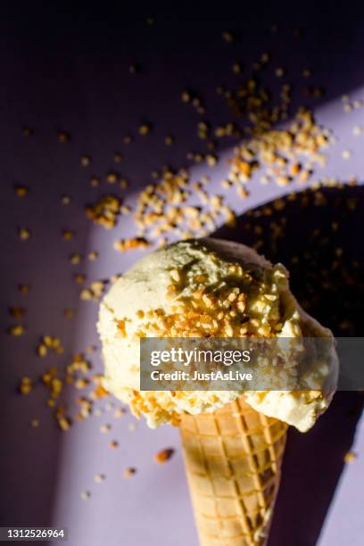 kugeleis in der waffel - cornet eis stock pictures, royalty-free photos & images