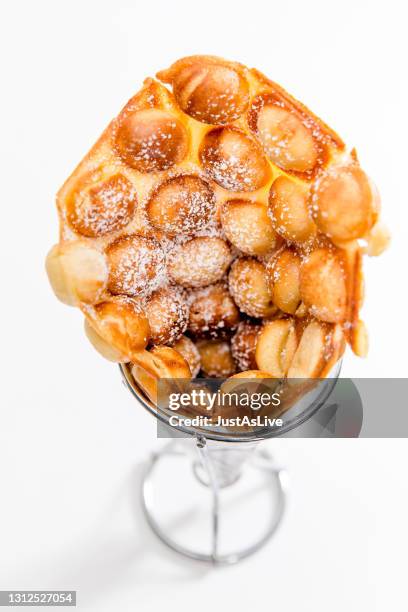 bubble waffel puderzucker - puderzucker stock pictures, royalty-free photos & images