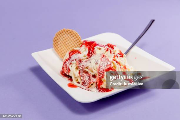 spaghetti eisbecher - spaghetti isolated stockfoto's en -beelden