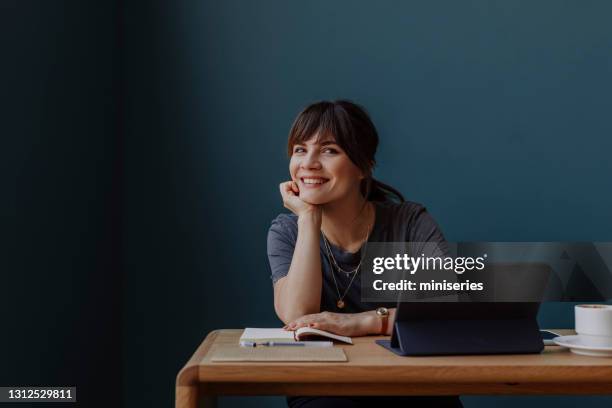 beautiful woman sitting at the desk working (copy space) - zoom in office stock pictures, royalty-free photos & images