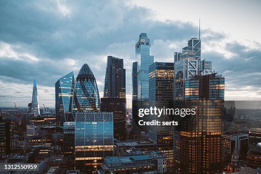 El horizonte de la Ciudad de Londres por la noche, Reino Unido El horizonte de la Ciudad de Londres por la noche, Reino Unido