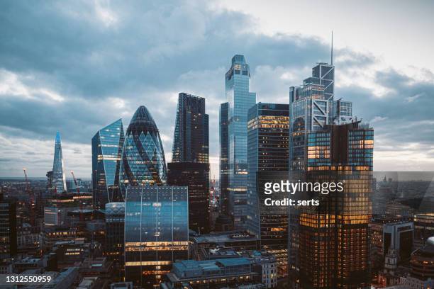 the city of london skyline at night, royaume-uni - city buildings photos et images de collection