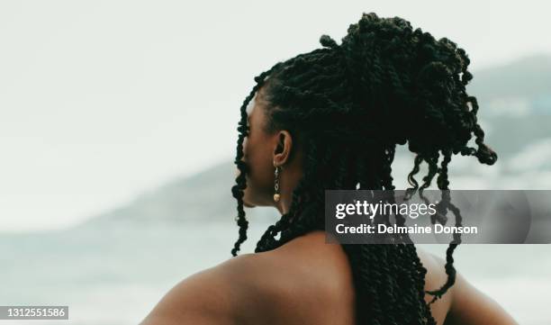 ik heb me nog nooit zo kalm gevoeld als op het strand. - braids stockfoto's en -beelden