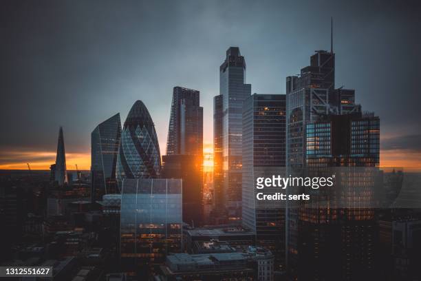 coucher du soleil au-dessus de la ville de londres, royaume-uni - financial market photos et images de collection