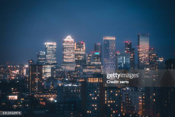 vista skyline canary wharf di notte - hub finanziario a londra, regno unito - notte foto e immagini stock