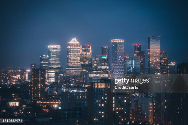 canary wharf skyline view at night - financial hub in london, united kingdom - canary wharf stock pictures, royalty-free photos & images