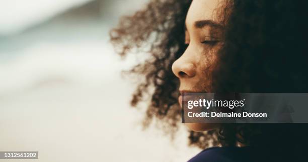 rien ne me rend plus heureux que de sentir l’océan - african american women in the wind photos et images de collection