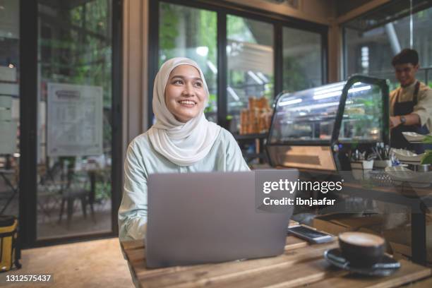 亞洲女孩在咖啡館使用筆記型電腦 - malaysia beautiful girl 個照片及圖片檔