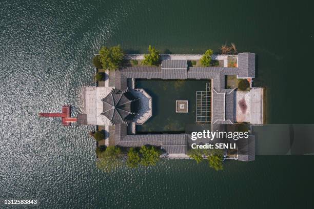 aerial view of the landscape of the public park in stone lake area, with a classic island in suzhou, china - 蘇州 個照片及圖片檔