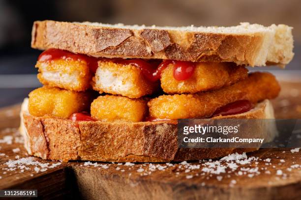 fish finger sandwich met tomatenketchup - fish fingers stockfoto's en -beelden