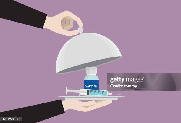 ilustraciones, imágenes clip art, dibujos animados e iconos de stock de vacuna y jeringa en un cloche alimentario - certificado de inmunización
