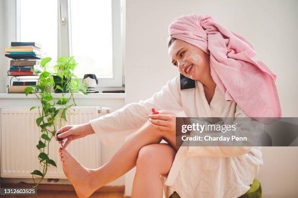 multitasking ist die supermacht einer frau - painting toenails stock-fotos und bilder