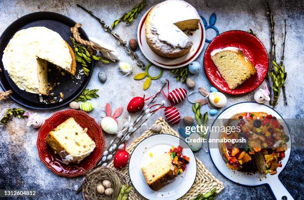 overhead view of traditional easter cakes on a table with easter decorations - easter cake stock pictures, royalty-free photos & images