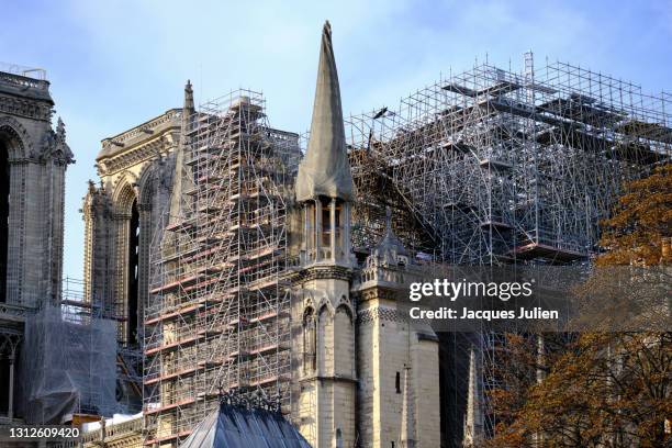 notre dame de paris with scaffolding after the fire - kathedrale von notre dame stock-fotos und bilder