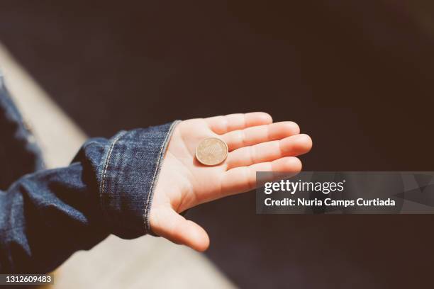 hand and coin - taschengeld kind stock-fotos und bilder