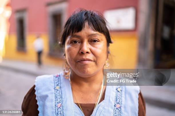 portret van een rijpe vrouw in openlucht - mexican ethnicity stockfoto's en -beelden
