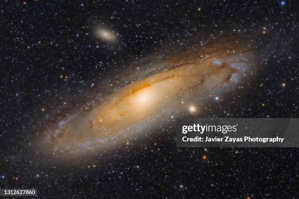 andromenda galaxy (m31) surrounded by stars - galaxie spirale photos et images de collection