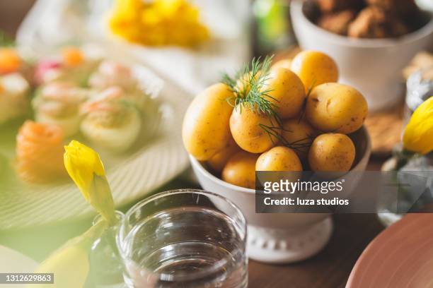 traditionelles skandinavisches osteressen - kartoffelblüte nahaufnahme stock-fotos und bilder