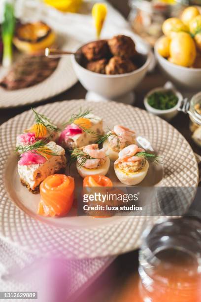 lachs und eier bei einem schwedischen osteressen - kaviar stock-fotos und bilder