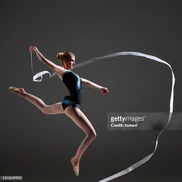 rhytmic gymnastiksprung - ribbon dance stock-fotos und bilder