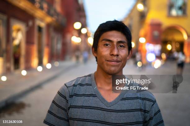 portret van een jonge mens in openlucht - humility stockfoto's en -beelden